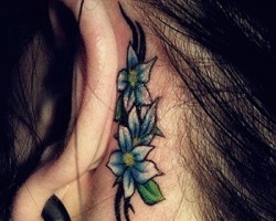 kulak arkası çiçek dövmesi