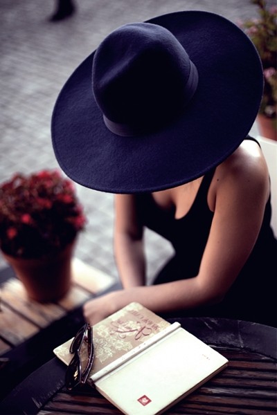 siyah askılı elbise şapka kombin