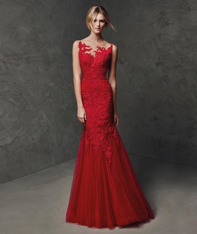 kırmızı dantel işlemeli uzun abiye elbise
