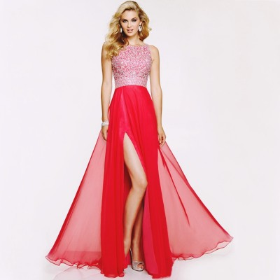 kırmızı yırtmaçlı uzun abiye elbise