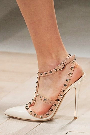 beyaz krem stiletto valentino topuklu ayakkabı