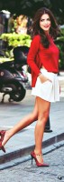 beyaz mini etek kırmızı kadın gömlek topuklu ayakkabı