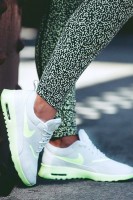 beyaz neon yeşil kadın spor ayakkabı nike
