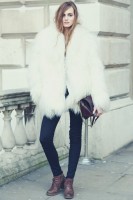 beyaz uzun tüylü kürk ceket siyah pantalon kadın ayakkabı