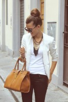 kadın beyaz blazer ceket siyah pantalon taba çanta