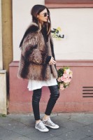kadın-kürk-ceket-kahverengi-siyah-deri-tayt-beyaz-kazak-ayakkabı-moda