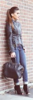kadın siyah deri ceket şal atkı siyah çanta mavi dar kot pantalon