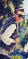 kahverengi kadın kürk yelek krem kazak triko gözlük