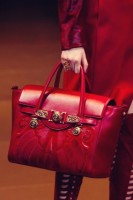 kırmızı deri büyük kol çantası versace