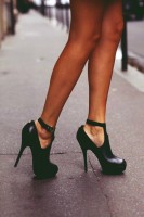 siyah bilekten bağlamalı yüksek topuklu kadın ayakkabısı