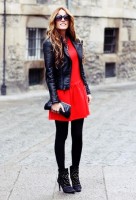 siyah deri ceket kırmızı elbise kombini