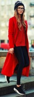 siyah deri tayt kırmızı uzun ceket kazak kombini
